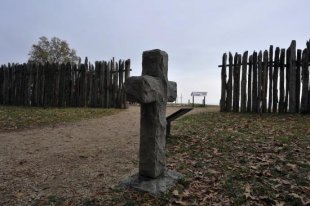 a stone cross marking the grave of a 17t